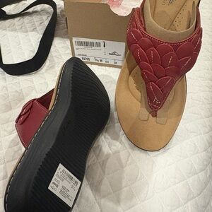 Clark’s Women's Red and Tan Sandals 7.5 W